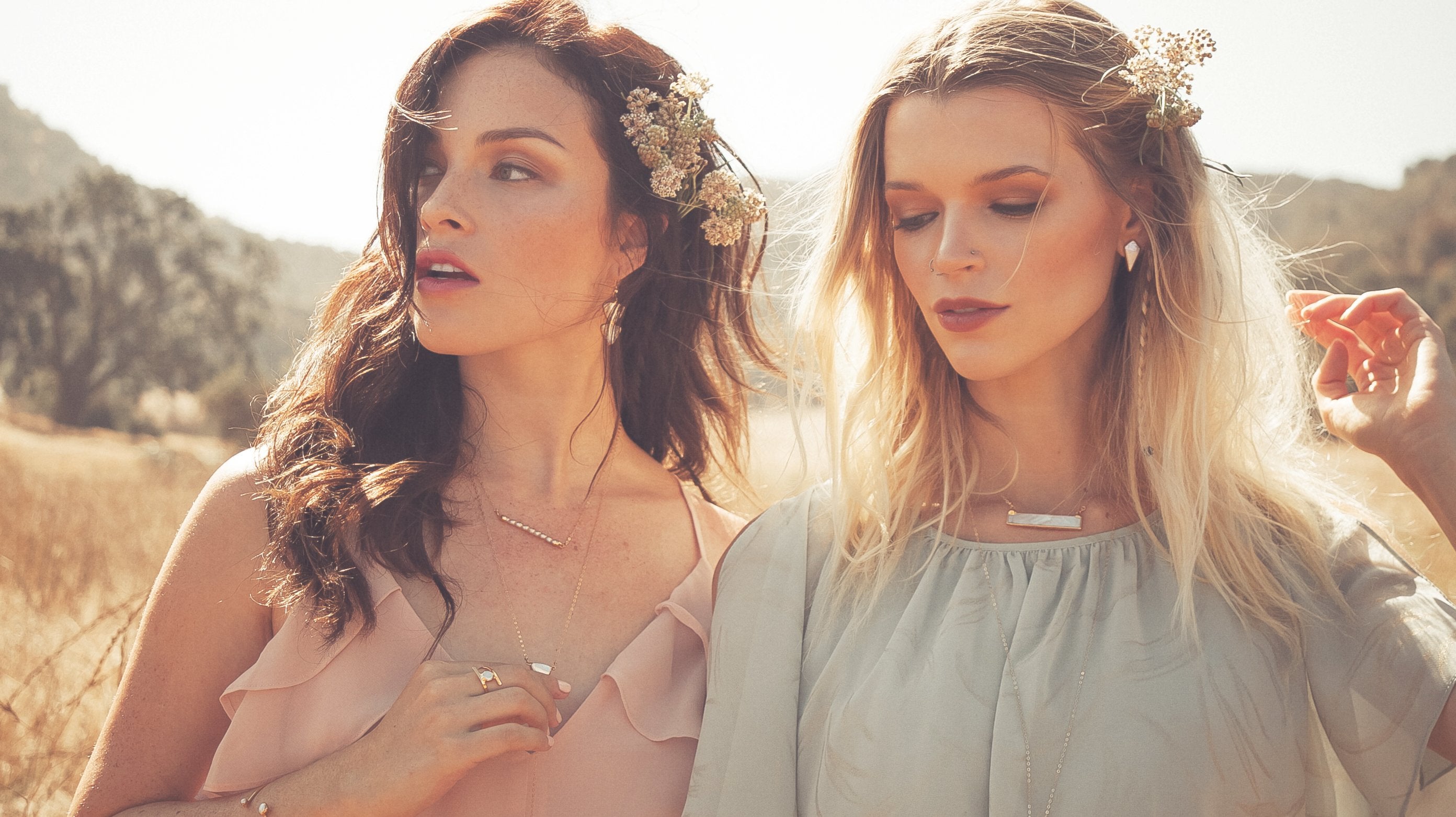 the best jewelry to wear to the beach and in the sun for women.  Turquiose and rose quartz jewelry with gold earrings and necklaces.  Dainty and classic gold and silver jewelry. 